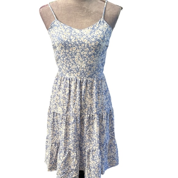 Monteau Blue and White Floral Blouse 17 pit to pit - Picture 1 of 5
